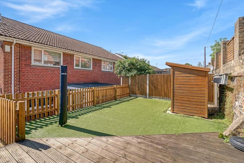 Minutes From The Port Of Dover, Free Wifi, Free Offroad Private Parking And Rated A Guest Favourite On Air B Nb! Apartment Dover