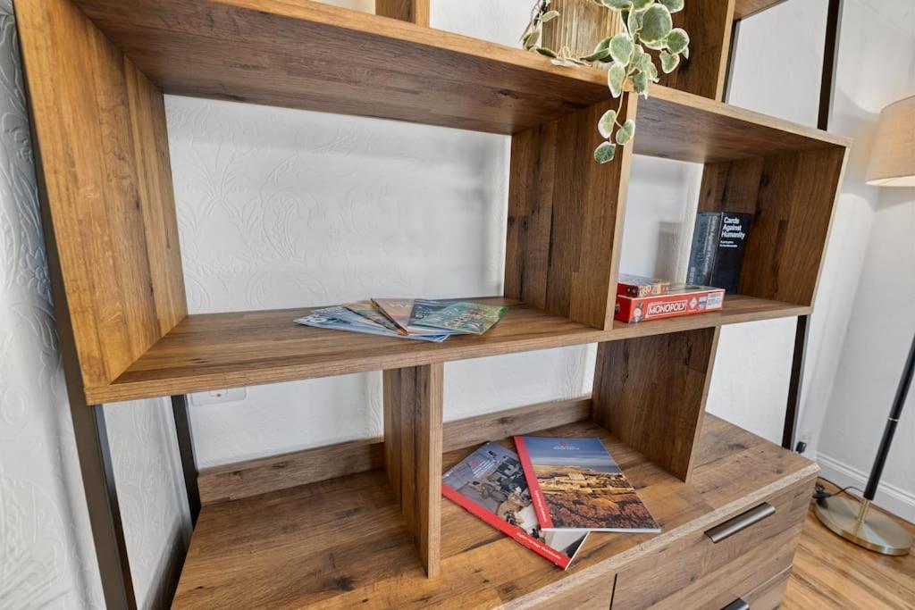 Minutes From The Port Of Dover, Free Wifi, Free Offroad Private Parking And Rated A Guest Favourite On Air B Nb! Apartment