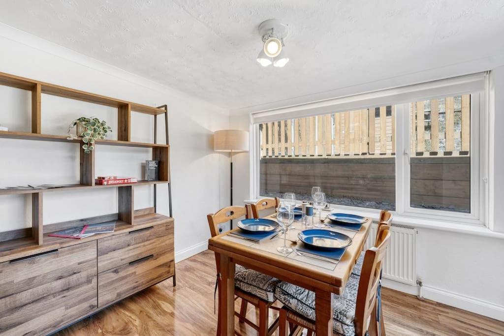 Apartment Minutes From The Port Of Dover, Free Wifi, Free Offroad Private Parking And Rated A Guest Favourite On Air B Nb!