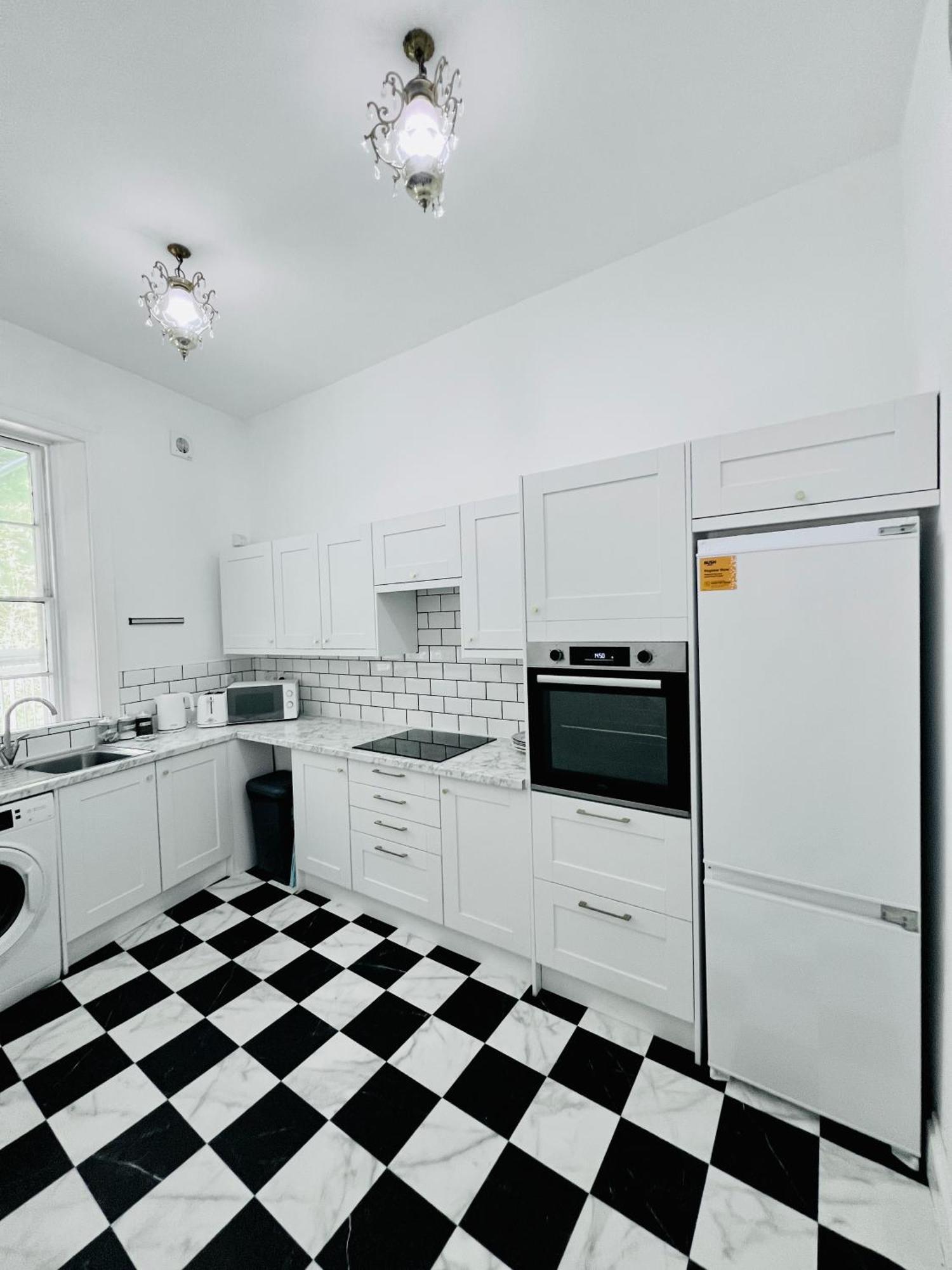 Flat 3 Marine Parade House, 1 East Cliff - Next To Port, White Cliffs, Beach, Castle *
