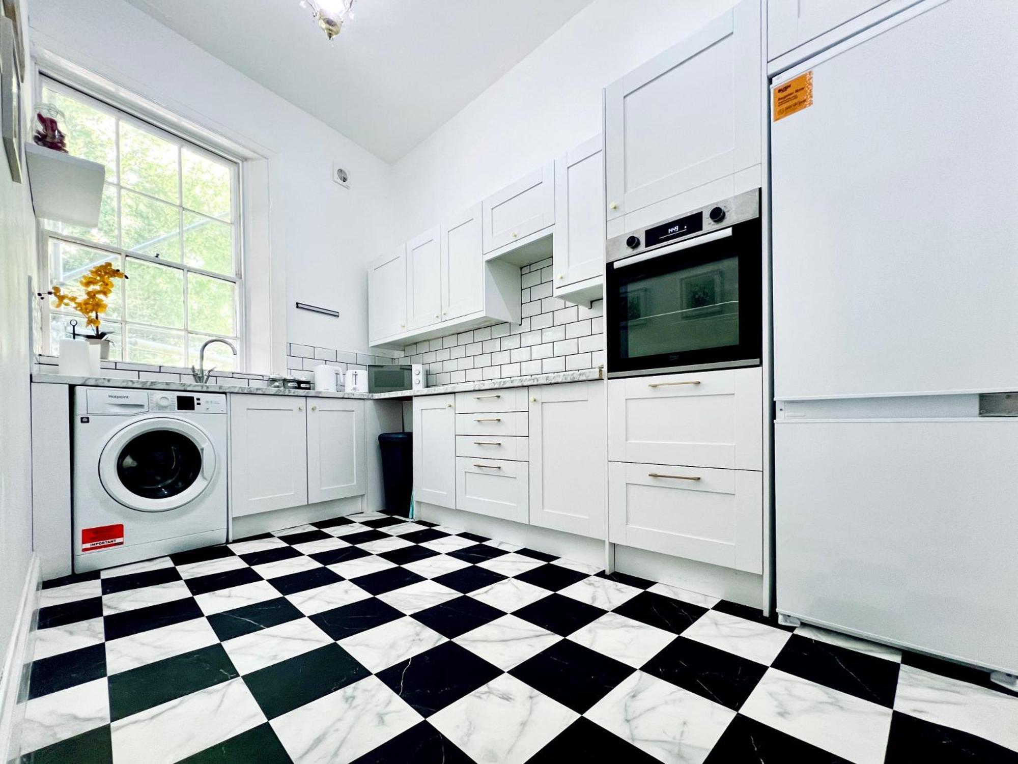 Flat 3 Marine Parade House, 1 East Cliff - Next To Port, White Cliffs, Beach, Castle Dover