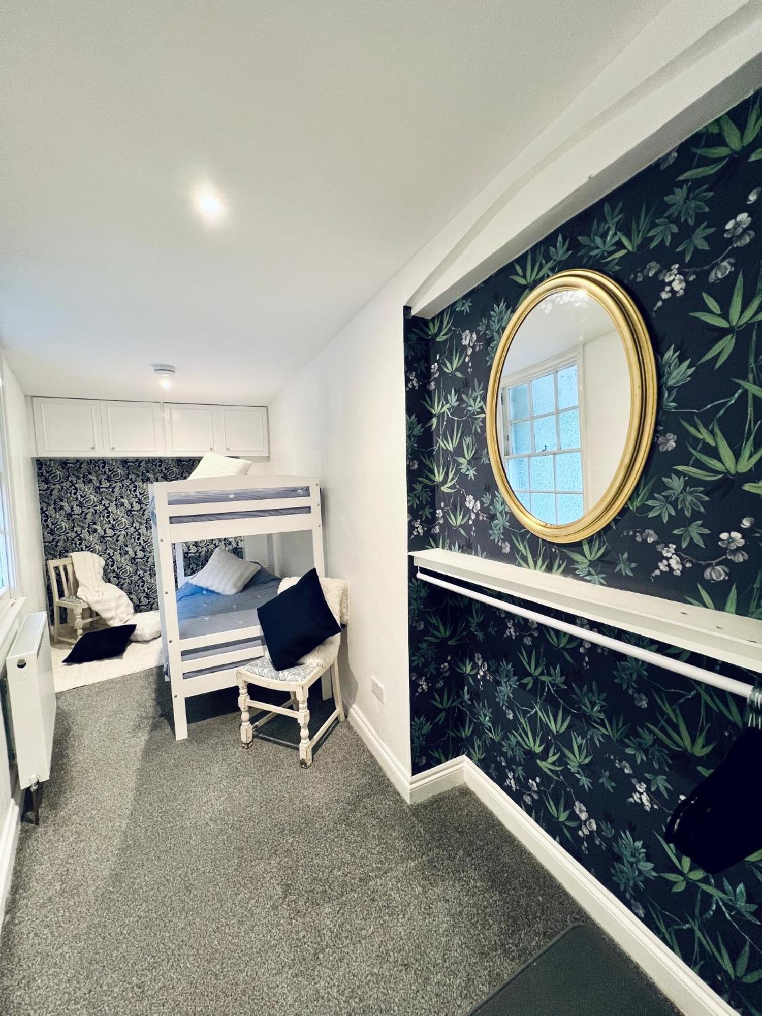 Apartment Flat 3 Marine Parade House, 1 East Cliff - Next To Port, White Cliffs, Beach, Castle *