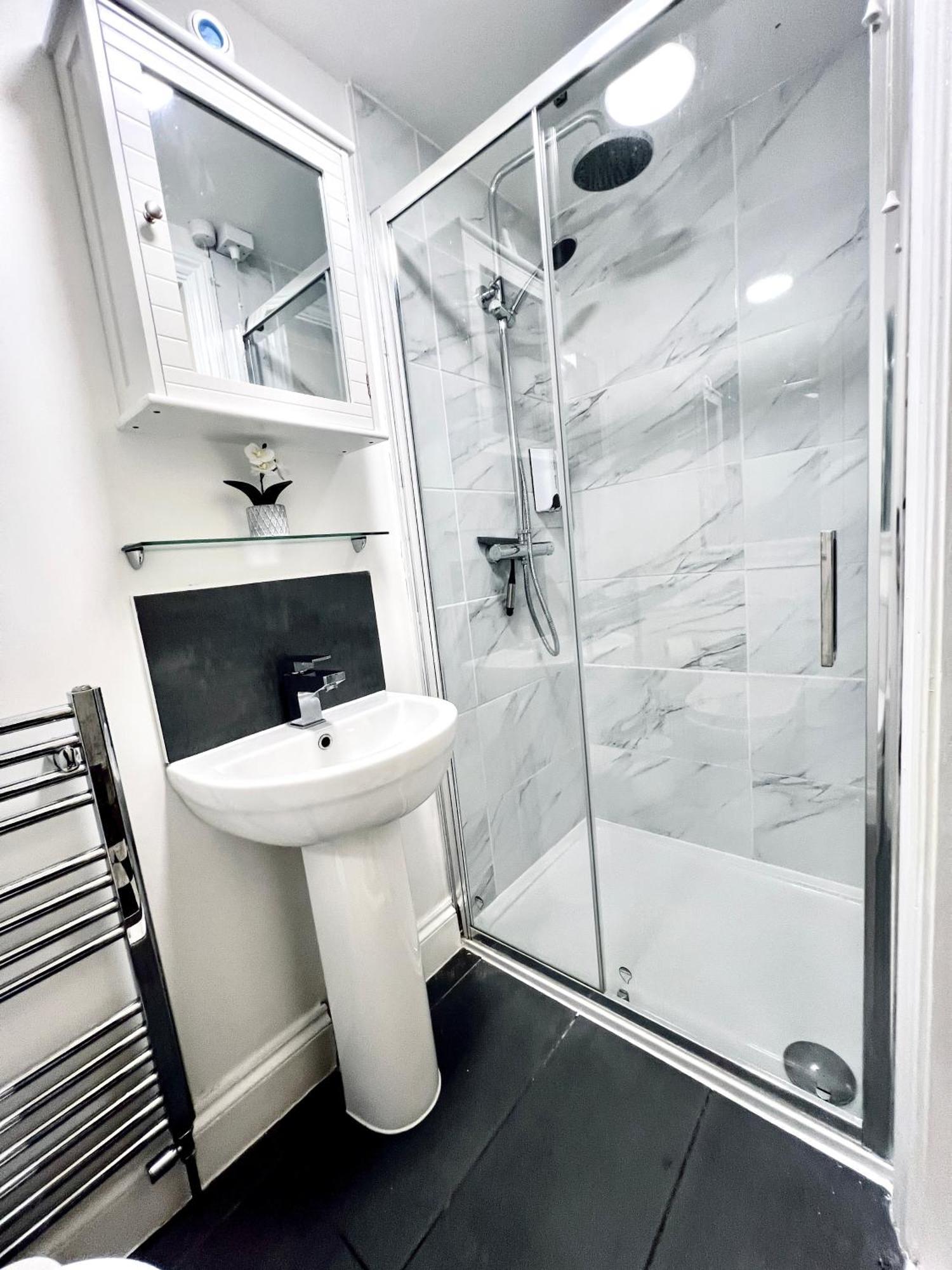Flat 3 Marine Parade House, 1 East Cliff - Next To Port, White Cliffs, Beach, Castle Dover