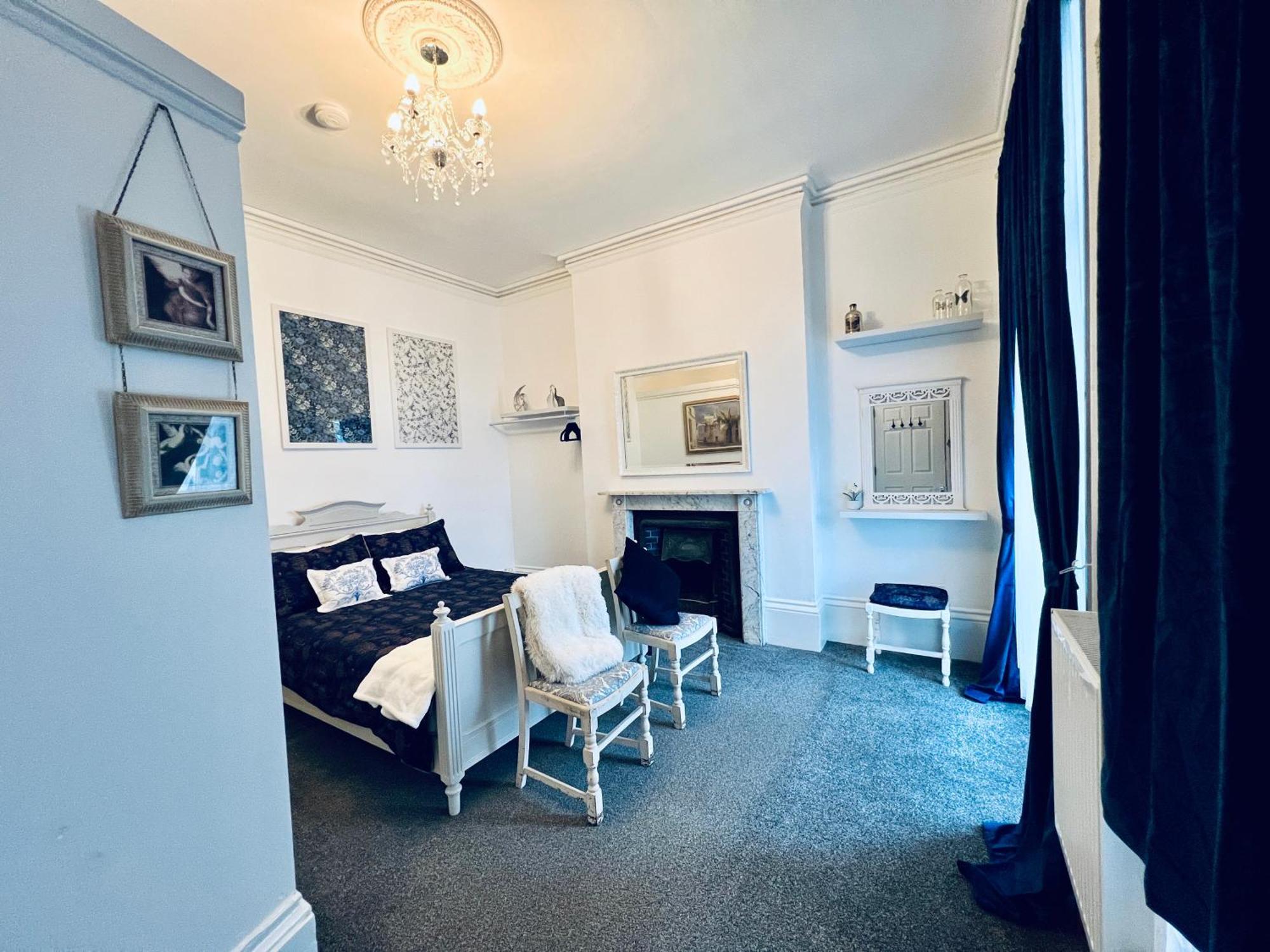 Flat 3 Marine Parade House, 1 East Cliff - Next To Port, White Cliffs, Beach, Castle Apartment