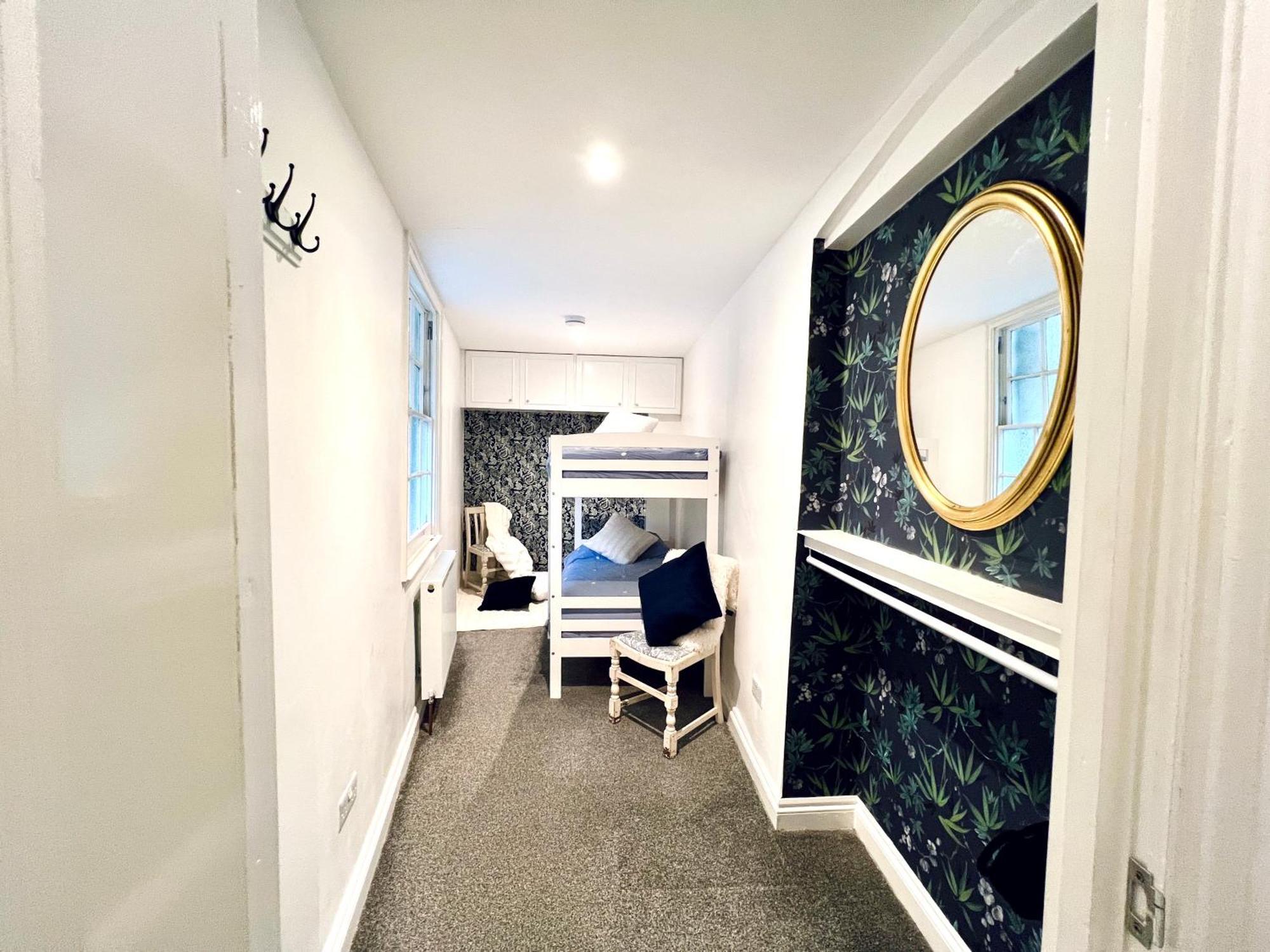 Flat 3 Marine Parade House, 1 East Cliff - Next To Port, White Cliffs, Beach, Castle *