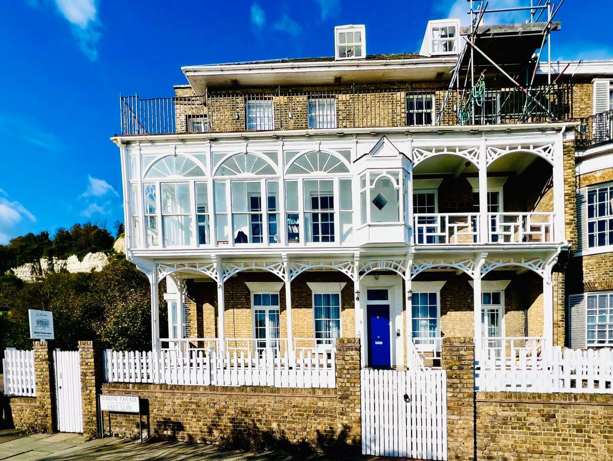 Apartment Flat 3 Marine Parade House, 1 East Cliff - Next To Port, White Cliffs, Beach, Castle *
