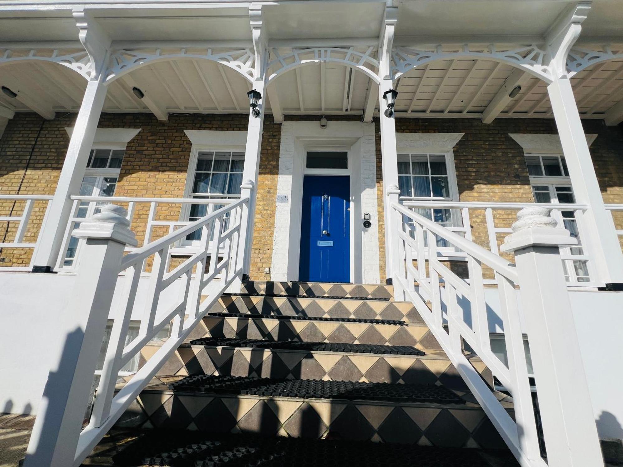 Flat 3 Marine Parade House, 1 East Cliff - Next To Port, White Cliffs, Beach, Castle Apartment *