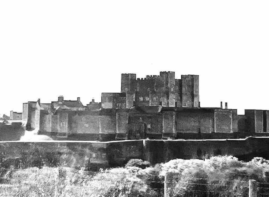 Flat 3 Marine Parade House, 1 East Cliff - Next To Port, White Cliffs, Beach, Castle Dover