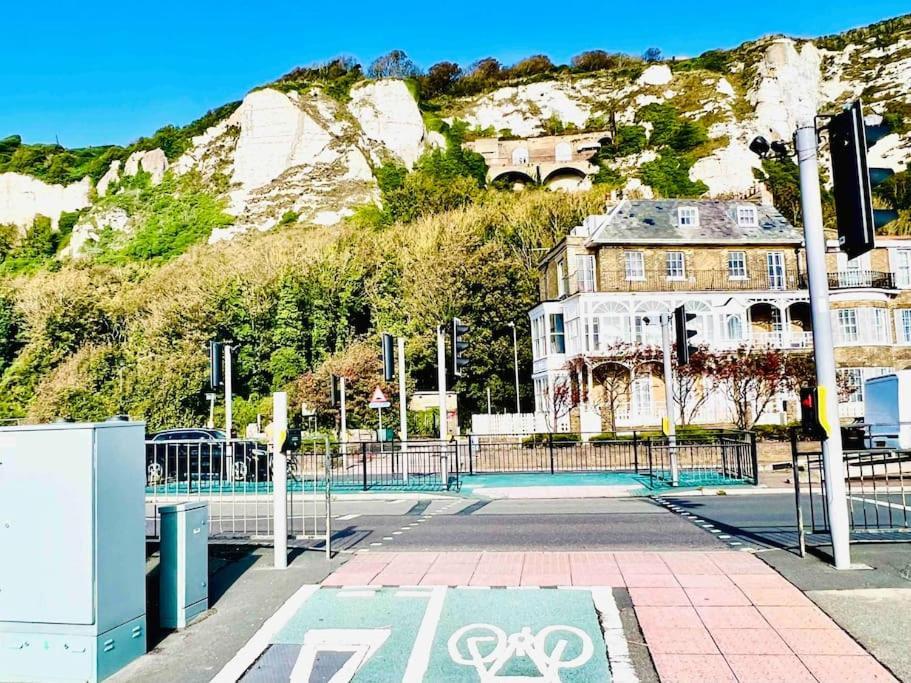 Flat 3 Marine Parade House, 1 East Cliff - Next To Port, White Cliffs, Beach, Castle Apartment Dover