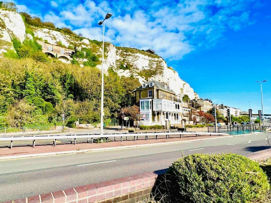 Flat 3 Marine Parade House, 1 East Cliff - Next To Port, White Cliffs, Beach, Castle *