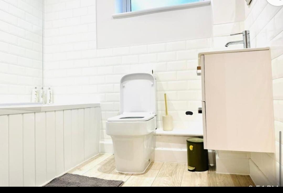 Port Town Centre Comfy Flat With Parking *