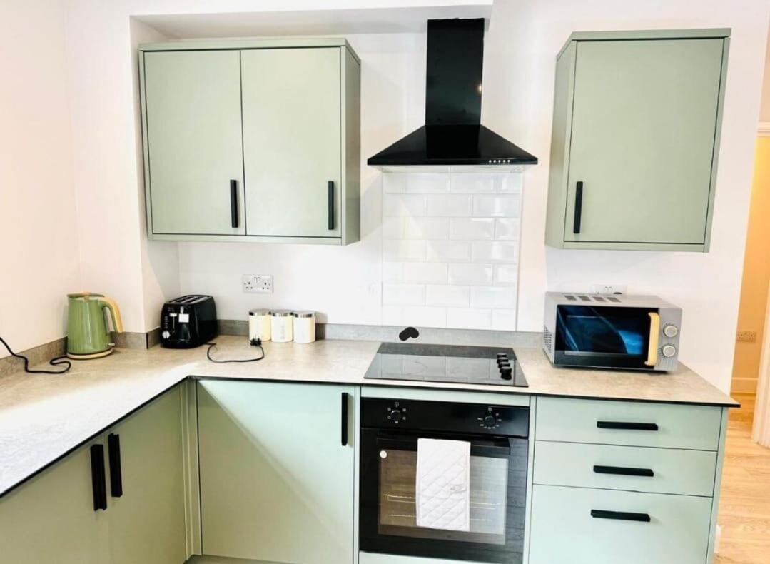 Port Town Centre Comfy Flat With Parking