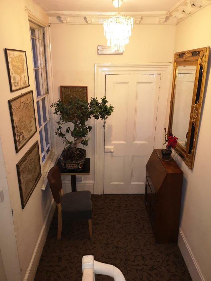 Whole Flat Next To Port With Parking *