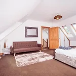 Threeways Retreat With Heated Swimming Pool