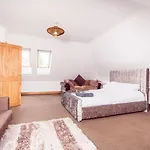 Threeways Retreat With Heated Swimming Pool
