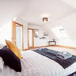 Threeways Retreat With Heated Swimming Pool