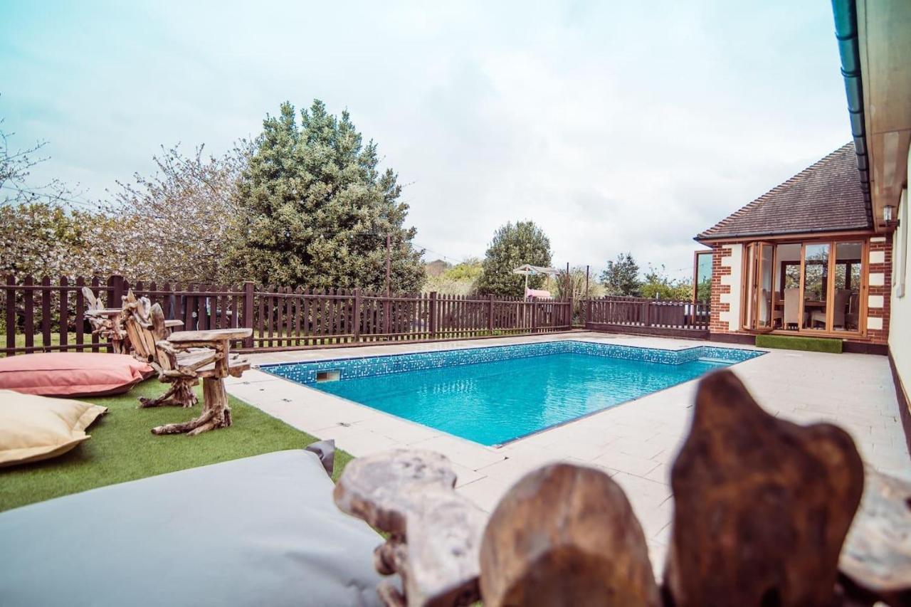 Holiday home Threeways Retreat With Heated Swimming Pool Dover