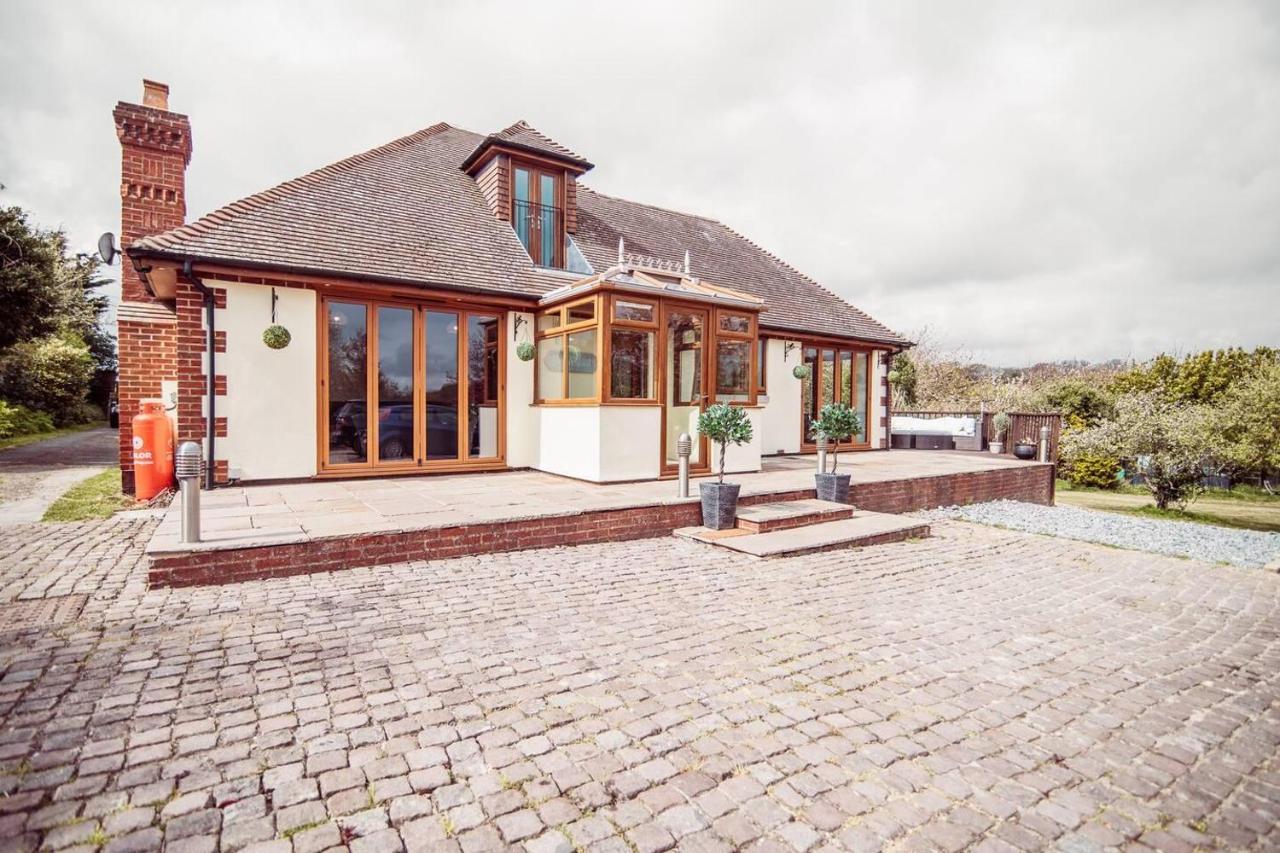 Threeways Retreat With Heated Swimming Pool