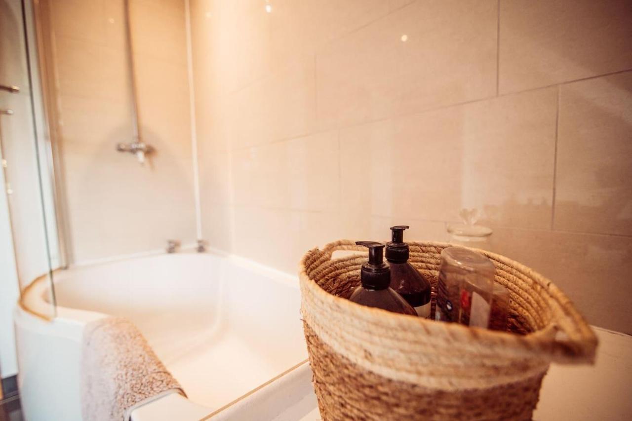 Threeways Retreat With Heated Swimming Pool Holiday home Dover