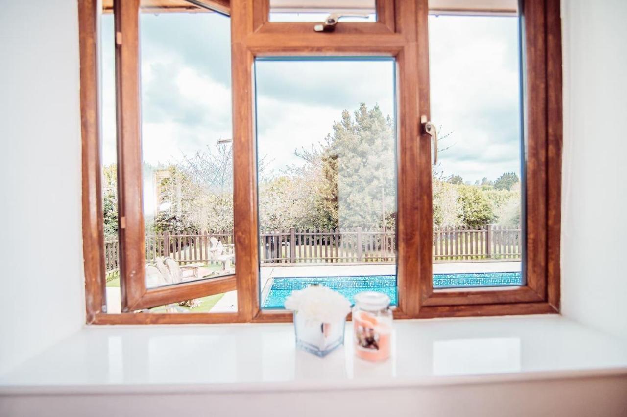 Threeways Retreat With Heated Swimming Pool Holiday home Dover