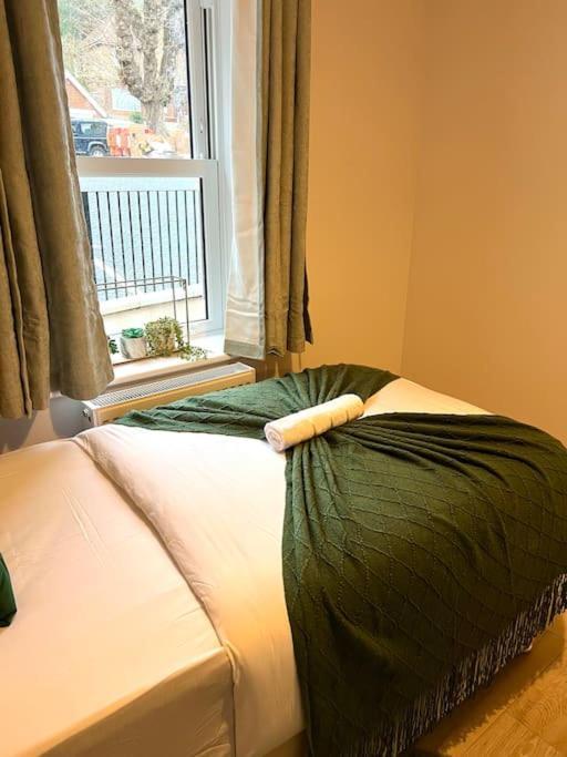 Long Ferry , With Parking Apartment *