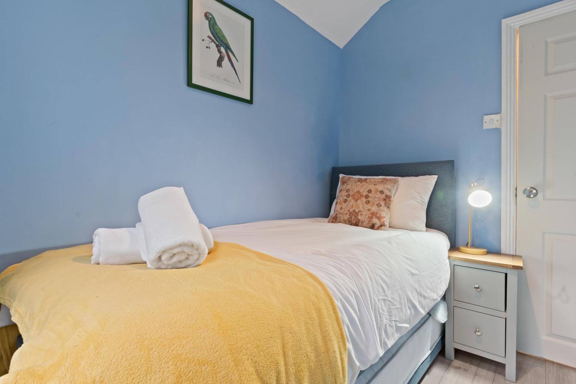 3 Bedroom House For Contractors,workers,relocation,insurance,family, Free Parking,