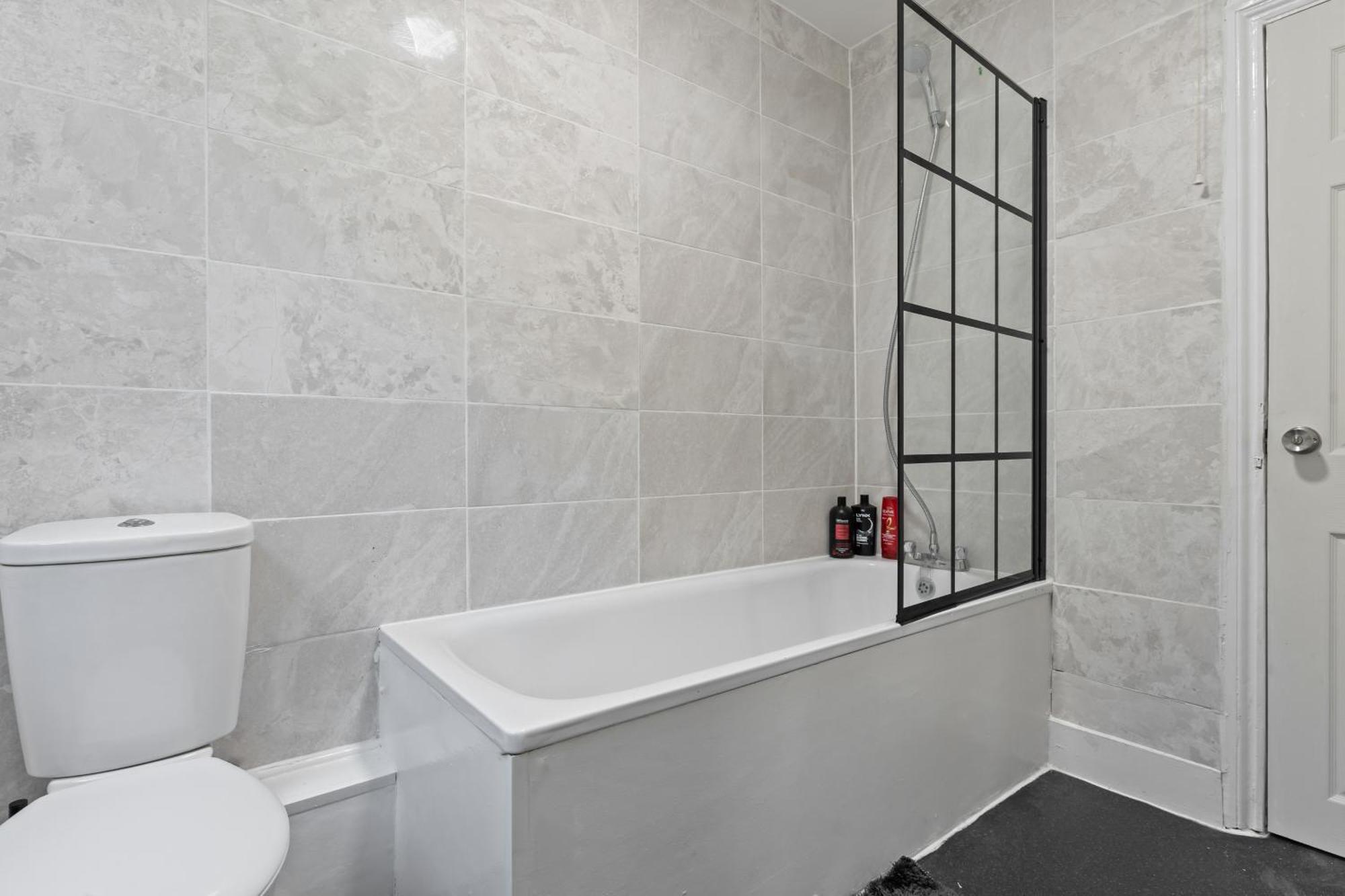 3 Bedroom House For Contractors,workers,relocation,insurance,family, Free Parking, Holiday home Dover