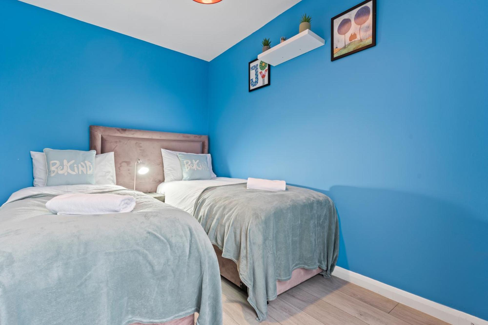 Holiday home 3 Bedroom House For Contractors,workers,relocation,insurance,family, Free Parking, *
