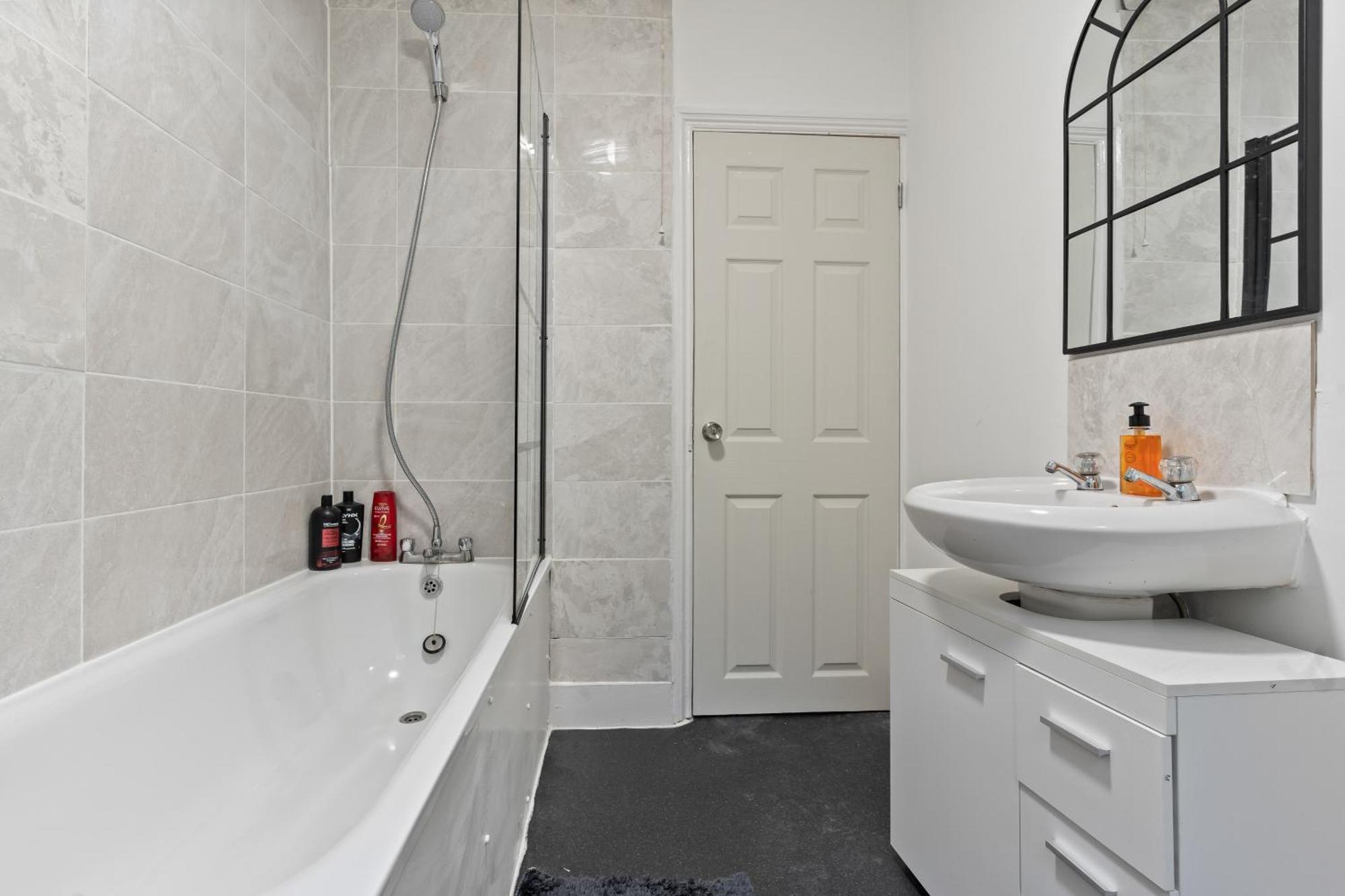 Holiday home 3 Bedroom House For Contractors,workers,relocation,insurance,family, Free Parking, Dover