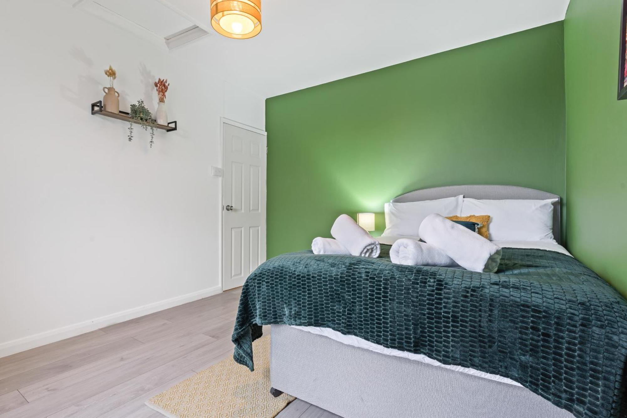 3 Bedroom House For Contractors,workers,relocation,insurance,family, Free Parking, Holiday home *