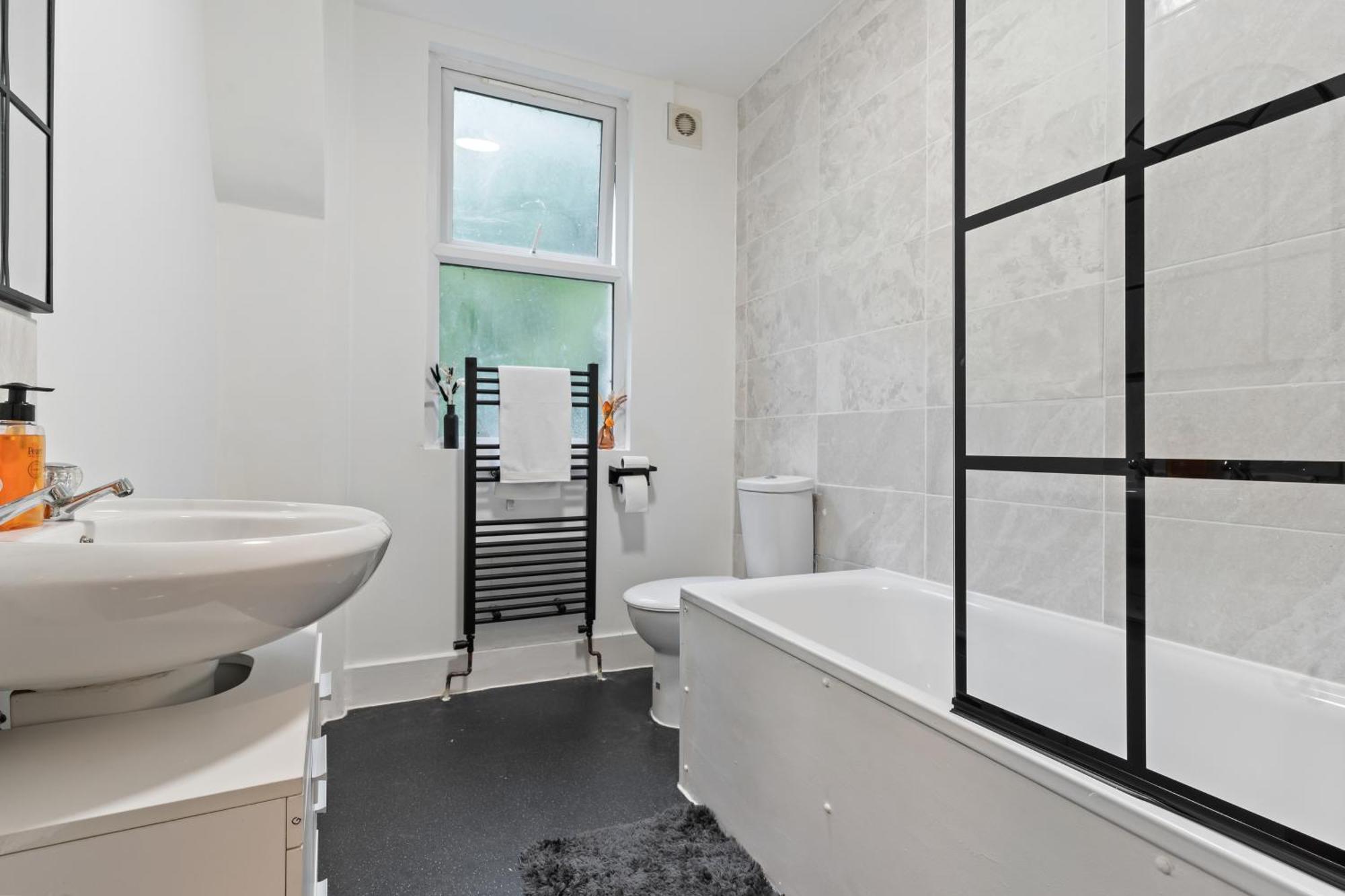 3 Bedroom House For Contractors,workers,relocation,insurance,family, Free Parking, Holiday home Dover