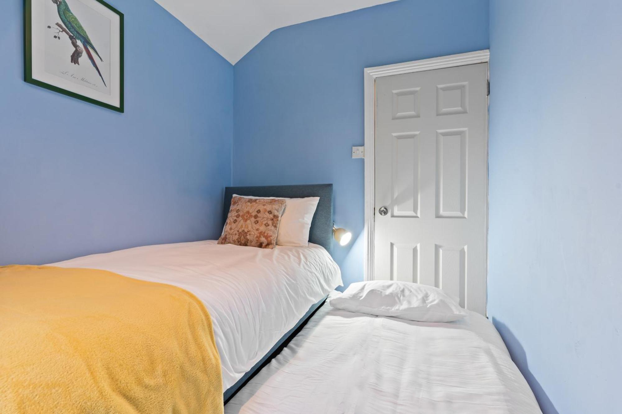 3 Bedroom House For Contractors,workers,relocation,insurance,family, Free Parking, Dover
