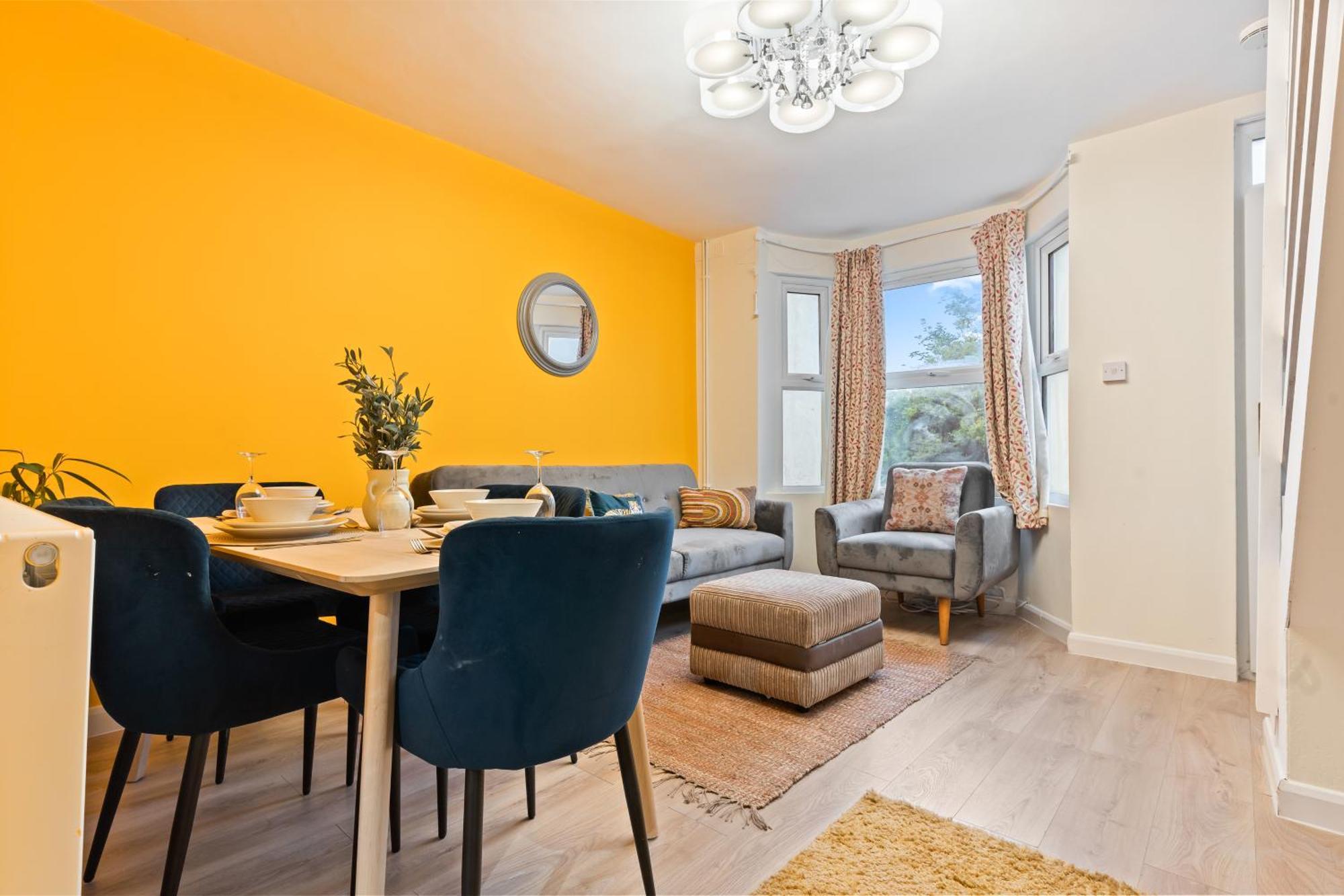 Holiday home 3 Bedroom House For Contractors,workers,relocation,insurance,family, Free Parking,