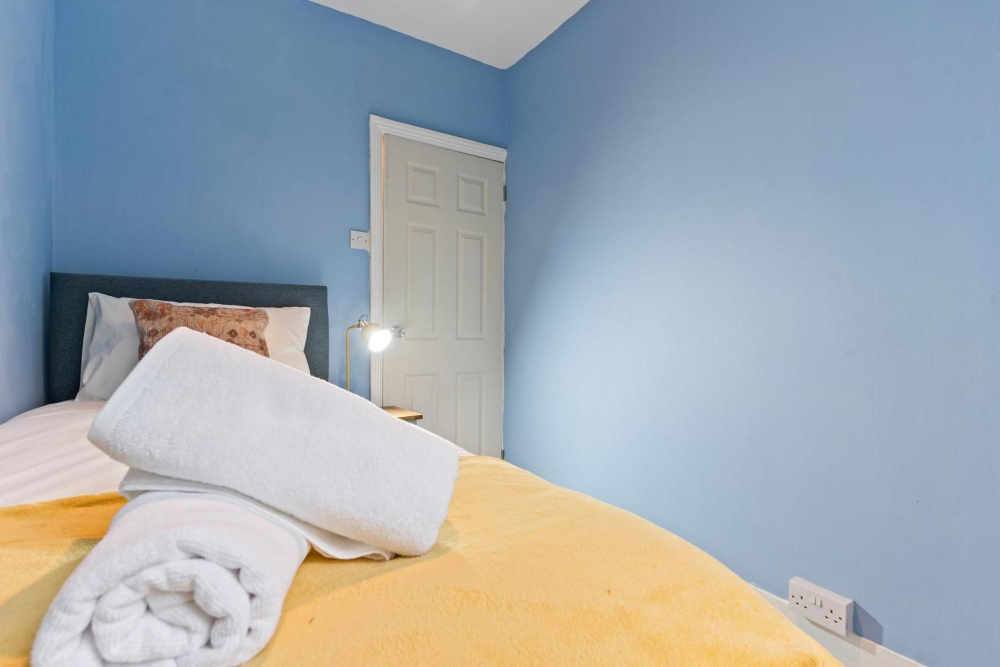 3 Bedroom House For Contractors,workers,relocation,insurance,family, Free Parking, Holiday home Dover