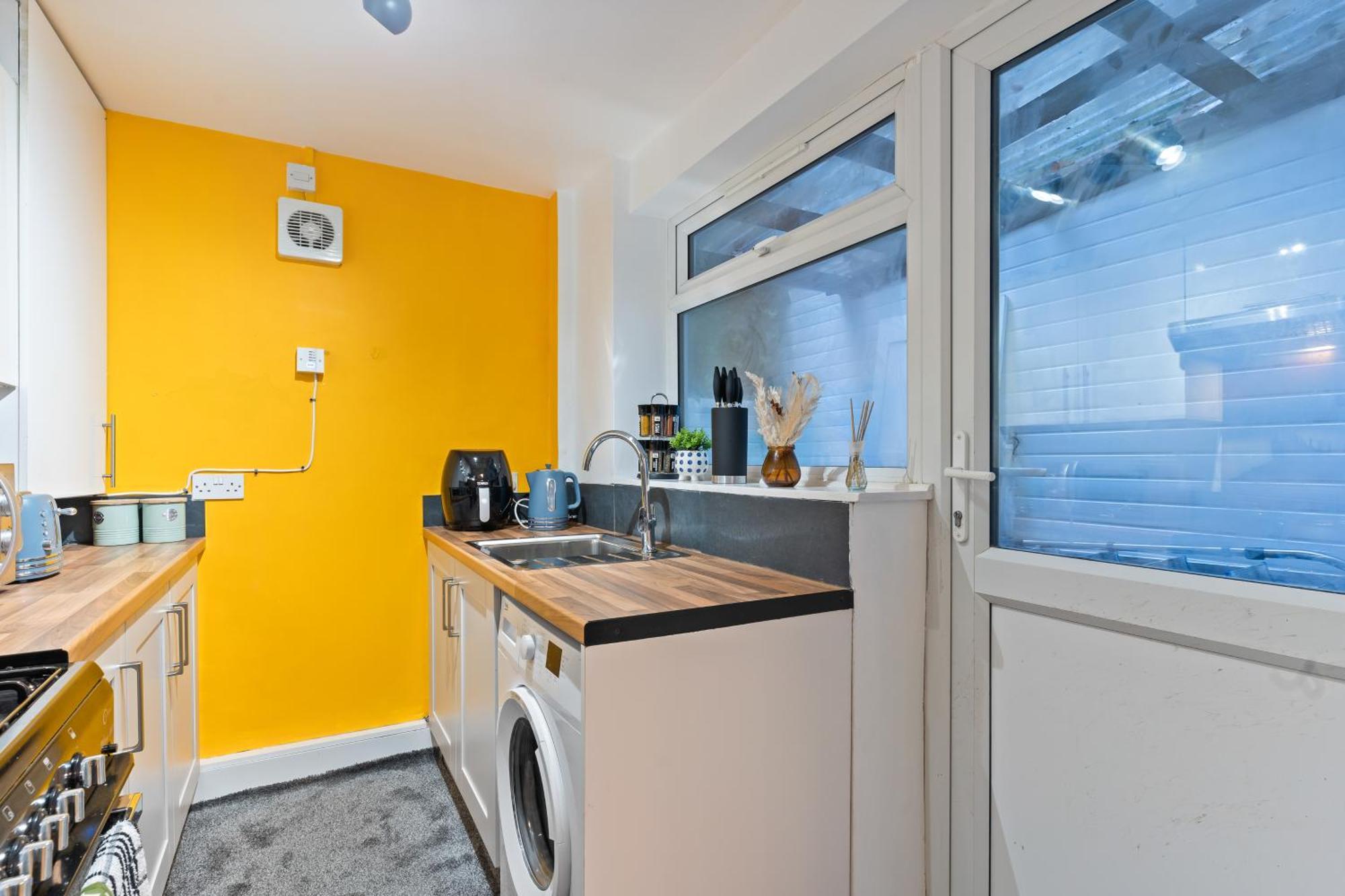 3 Bedroom House For Contractors,workers,relocation,insurance,family, Free Parking,