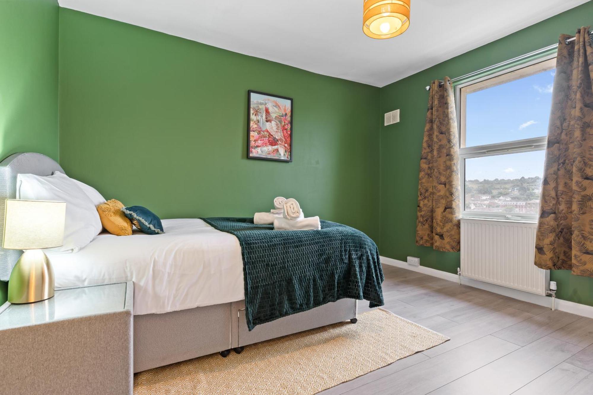 3 Bedroom House For Contractors,workers,relocation,insurance,family, Free Parking,