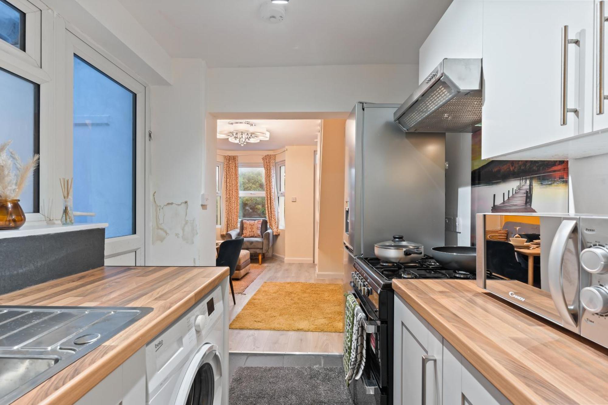 3 Bedroom House For Contractors,workers,relocation,insurance,family, Free Parking, Holiday home *