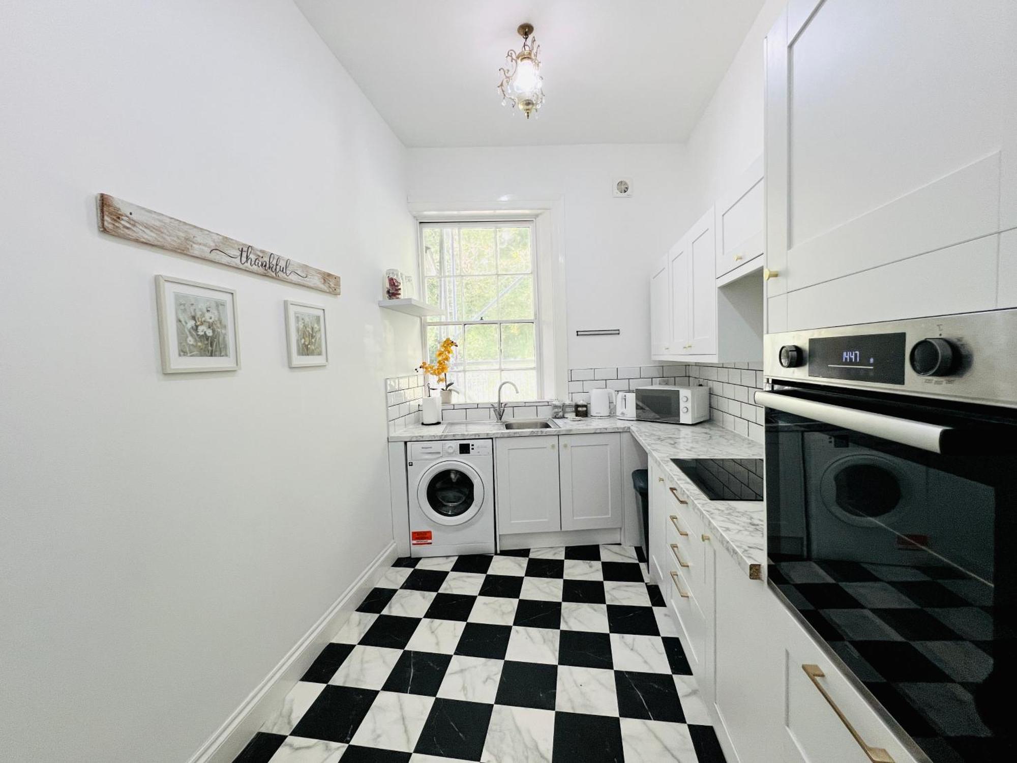 Flat 3 Marine Parade House, 1 East Cliff - Next To Port, White Cliffs, Beach, Castle Apartment *