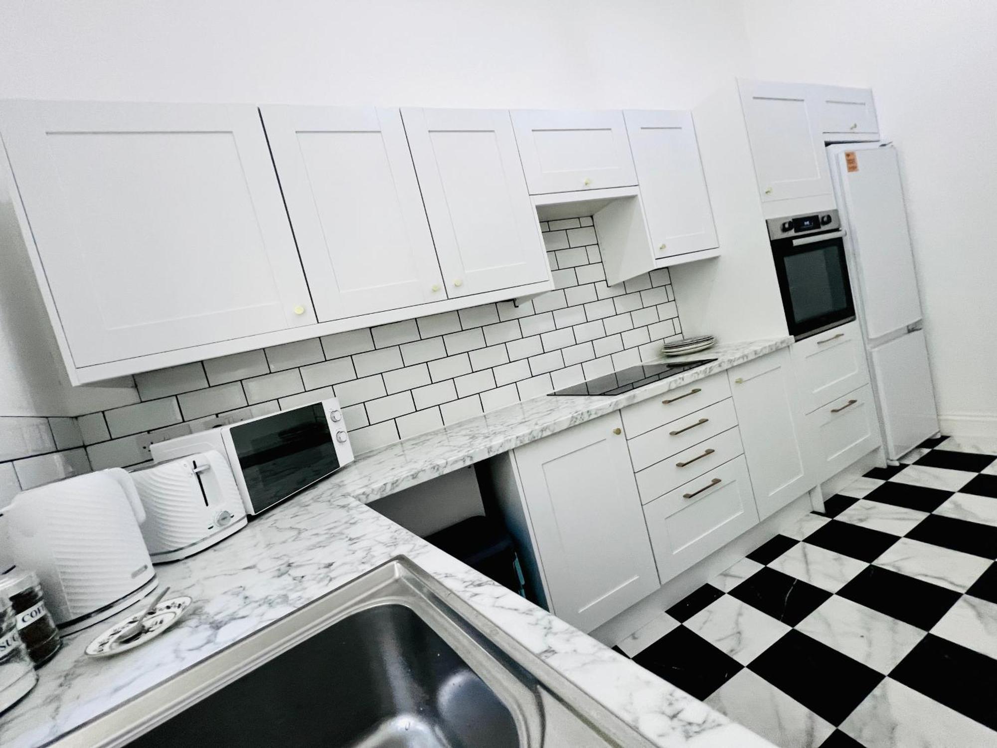 Flat 3 Marine Parade House, 1 East Cliff - Next To Port, White Cliffs, Beach, Castle Apartment *