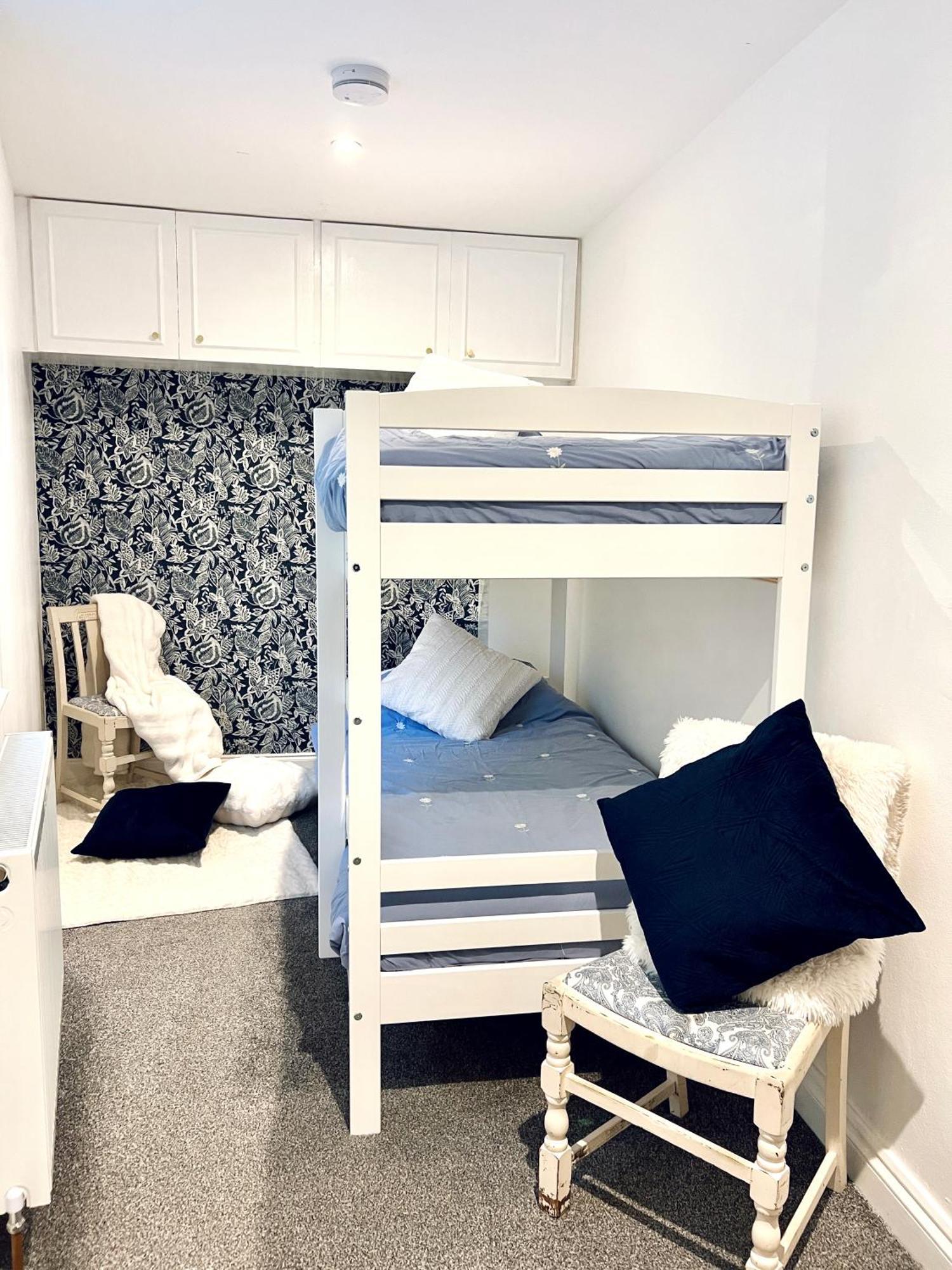 Flat 3 Marine Parade House, 1 East Cliff - Next To Port, White Cliffs, Beach, Castle