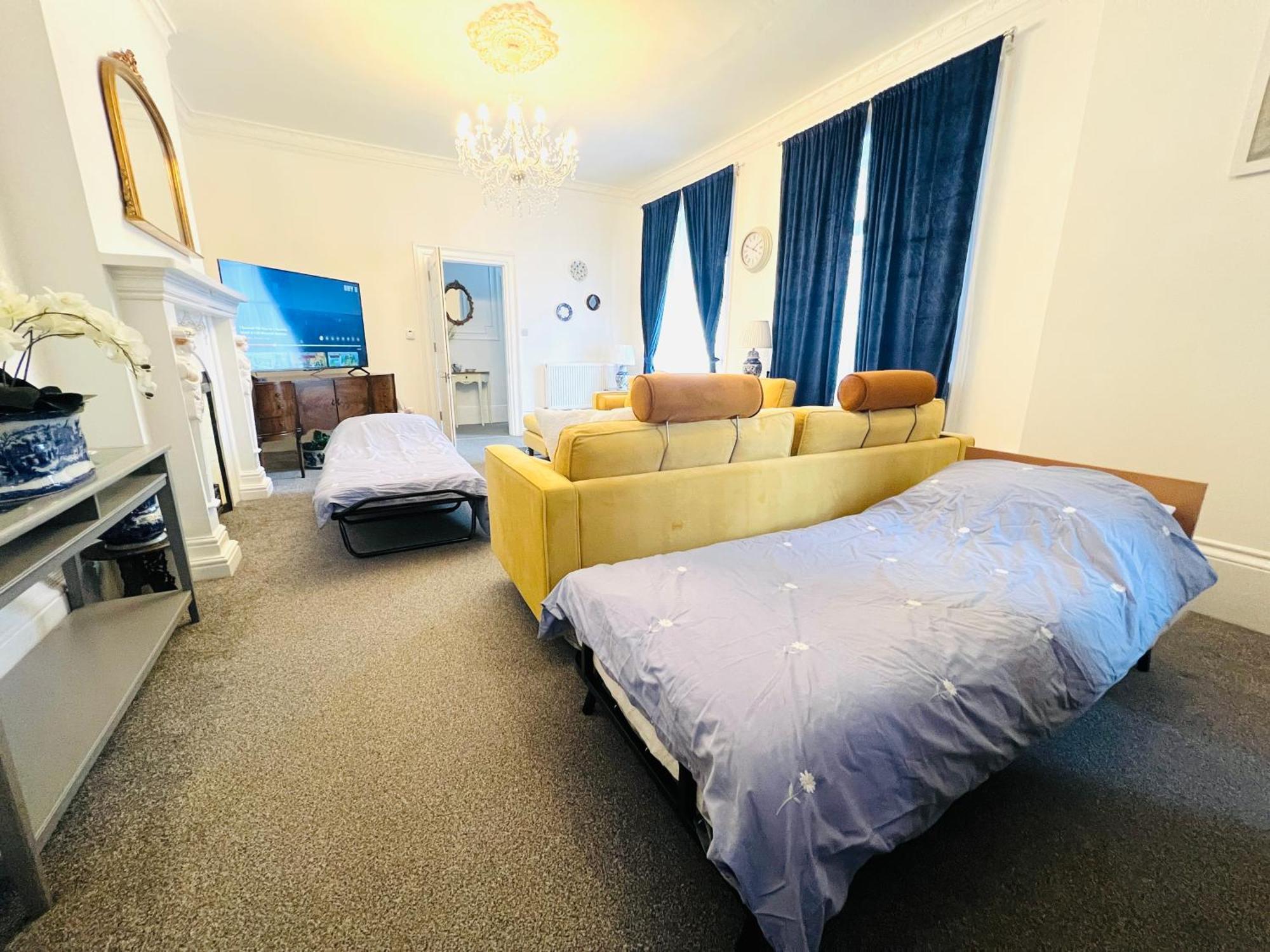 Flat 3 Marine Parade House, 1 East Cliff - Next To Port, White Cliffs, Beach, Castle Apartment