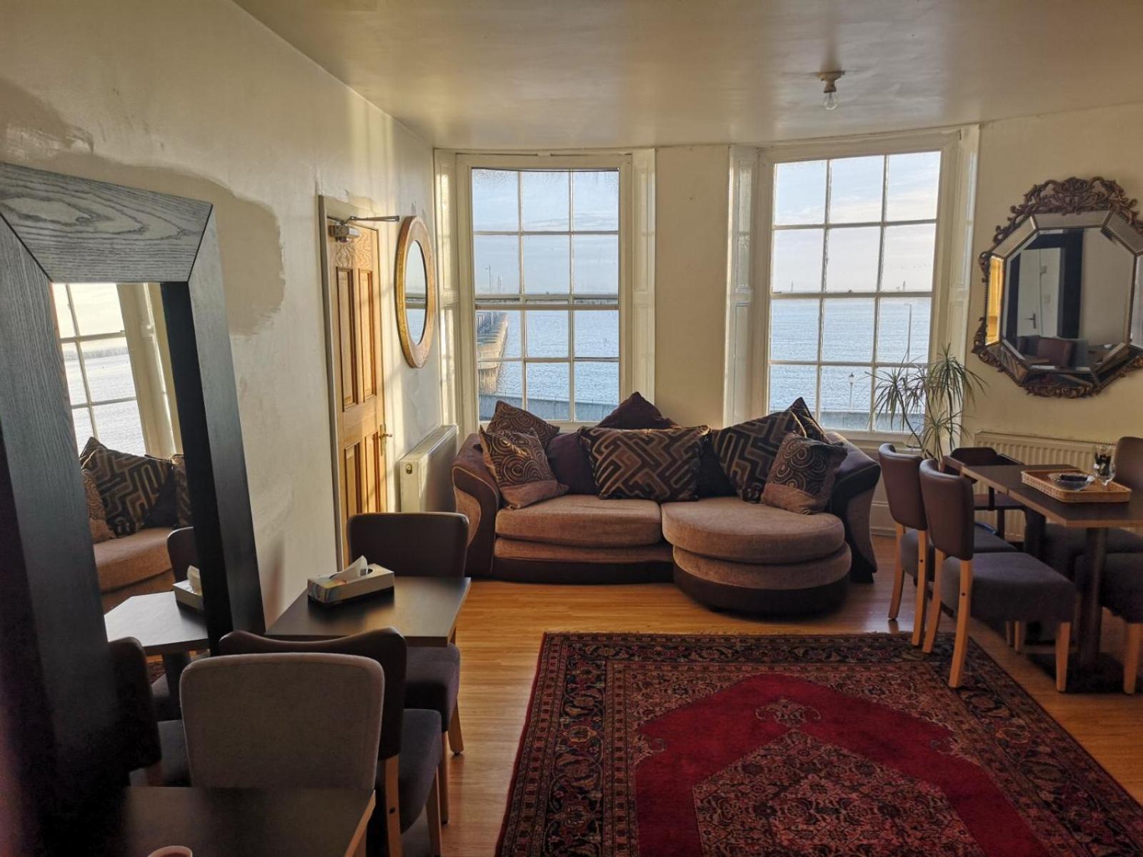 Flat Next To Port And Cliffs With Parking Dover